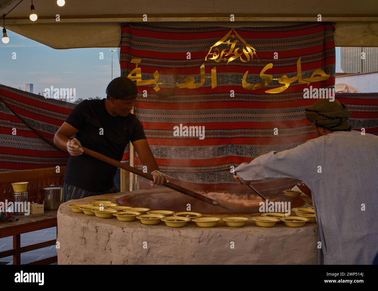 Tradizionale negozio di dolci dell'Oman (Omani halwa) a Souq Waqif, Doha, Qatar. Ripresa della luce del giorno. Foto Stock