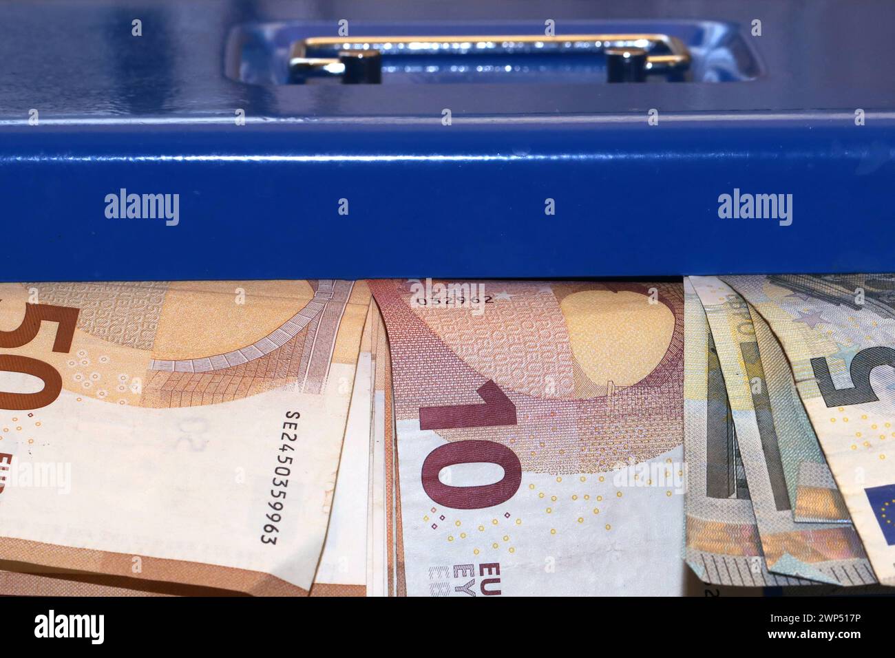 Aufbewahren von Bargeld Geldscheine in einer blauen Geldkassette **** immagazzinamento di banconote in contanti in una cassa blu Foto Stock