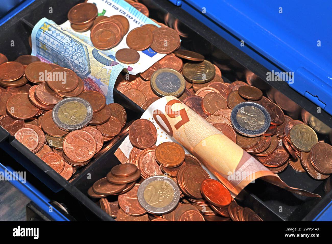 Aufbewahren von Bargeld Geldscheine und Centmünzen in einer blauen Geldkassette **** immagazzinamento di banconote e monete in contanti in una cassa blu Foto Stock