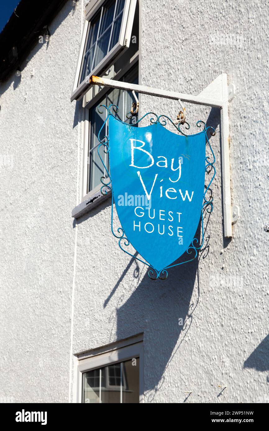 Cartello Bay View Guesthouse sul muro di un edificio, Beer, Devon, Inghilterra Foto Stock