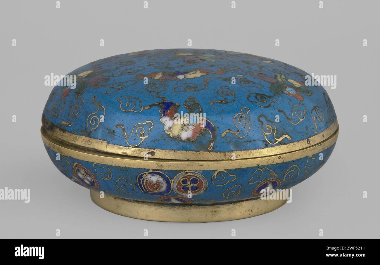 Questo cofanetto cloisonné cinese del XIX secolo, Plejerko, presenta granate di frutta e iconografia di pipistrello. Fa parte della collezione di Paderewski e rappresenta l'arte decorativa cinese. Foto Stock