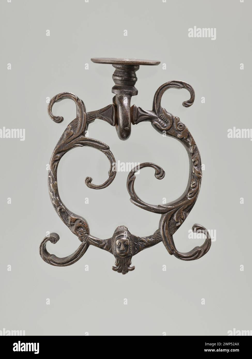 Oggetto chiamato BOKEK datato 1683, che illustra la cultura materiale o il tipo di artefatto del tardo XVII secolo. Foto Stock