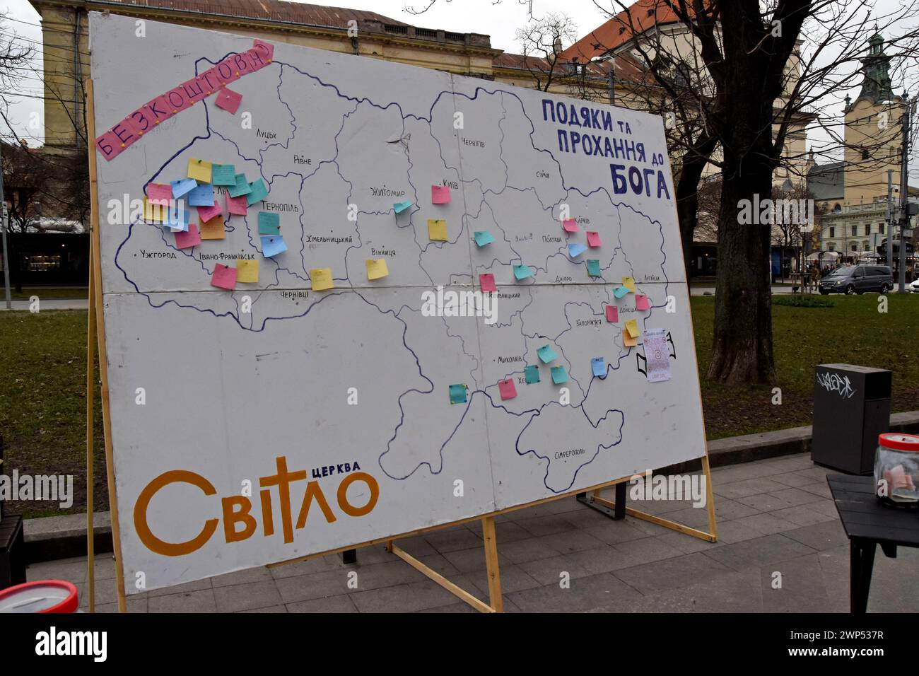 Preghiere lasciate dai passanti su una mappa dell'Ucraina organizzata da un gruppo religioso cristiano nel centro della città di Leopoli, Ucraina, marzo 2024 Foto Stock