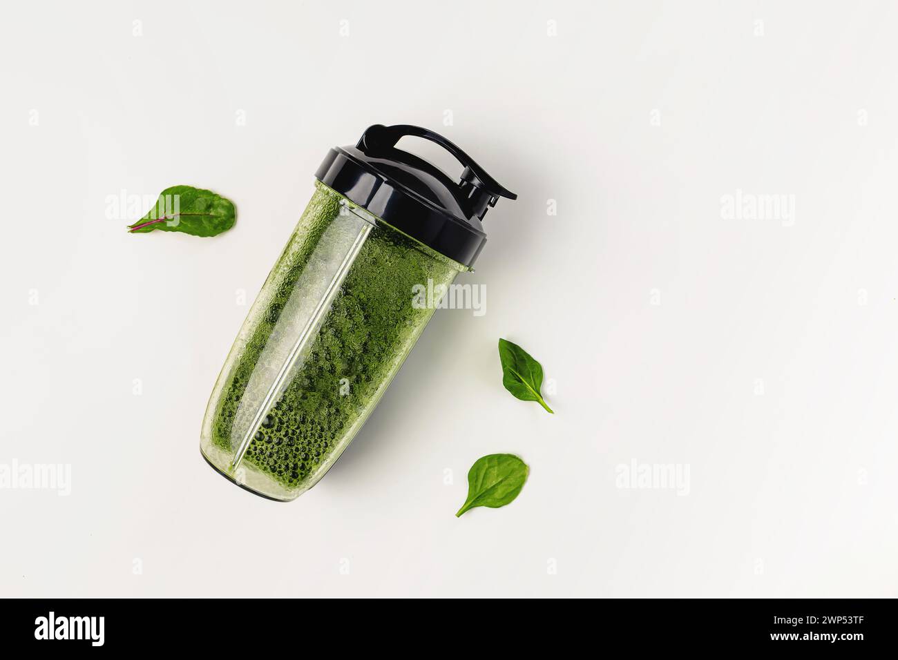 Sana bevanda miscelata con spinaci, frullato verde isolato su sfondo bianco Foto Stock