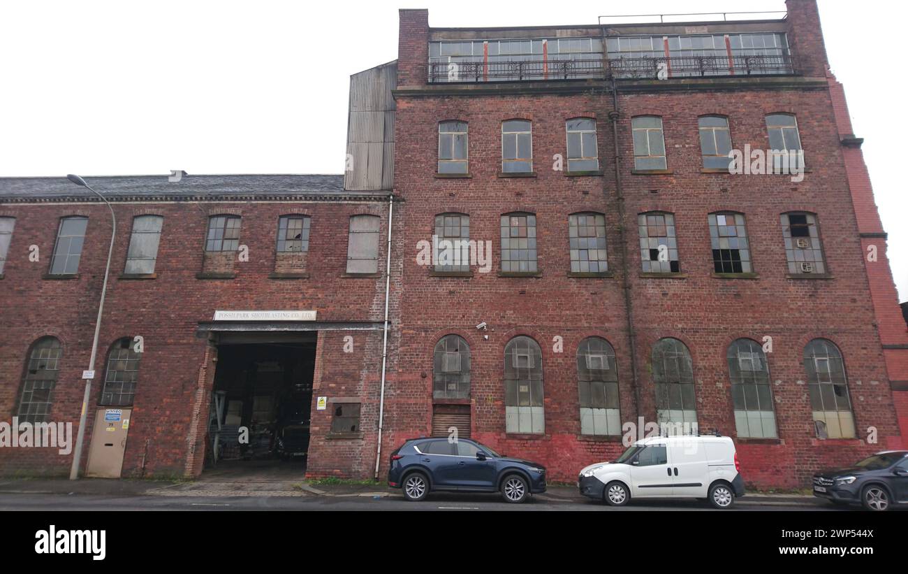 Facciata e ingresso al vecchio edificio storico situato nell'area di Bridgeton di Glasgow, usato dalla Possilpark Shotblasting Co Società Ltd Foto Stock