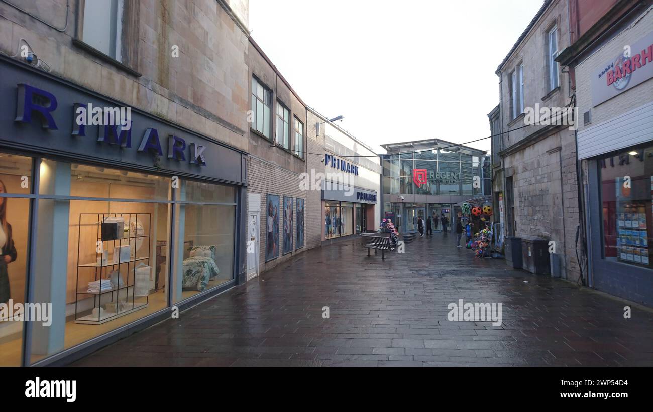 Regent Way, piccola strada fuori Quarry Street che porta all'ingresso del centro commerciale Regent Foto Stock