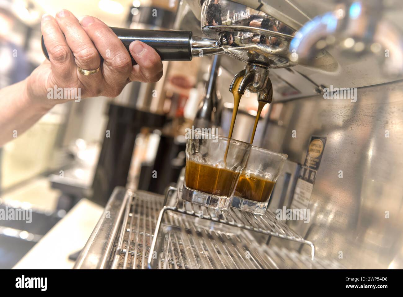 L'espresso viene preparato in una caffetteria Foto Stock