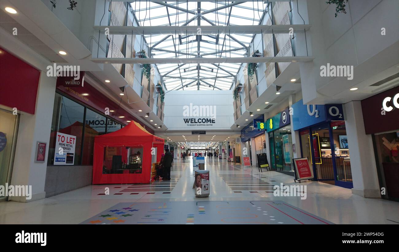 All'interno del centro commerciale Regent, soffitto di vetro e negozi ai lati Foto Stock