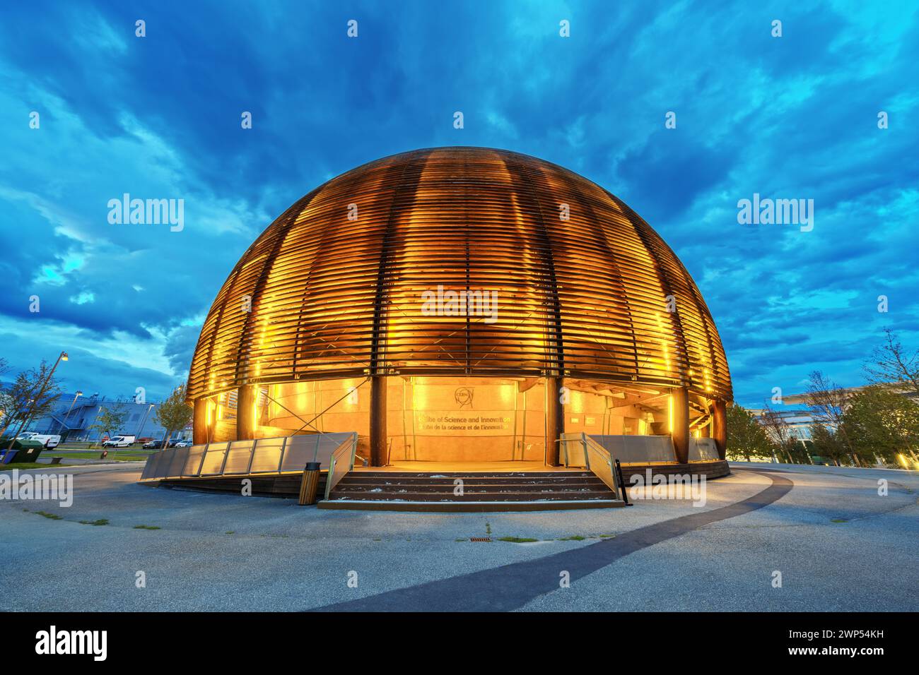 GINEVRA, SVIZZERA - 3 OTTOBRE 2023: Centro visitatori del CERN all'ora blu. Il centro di ricerca gestisce il più grande laboratorio di fisica delle particelle del W Foto Stock