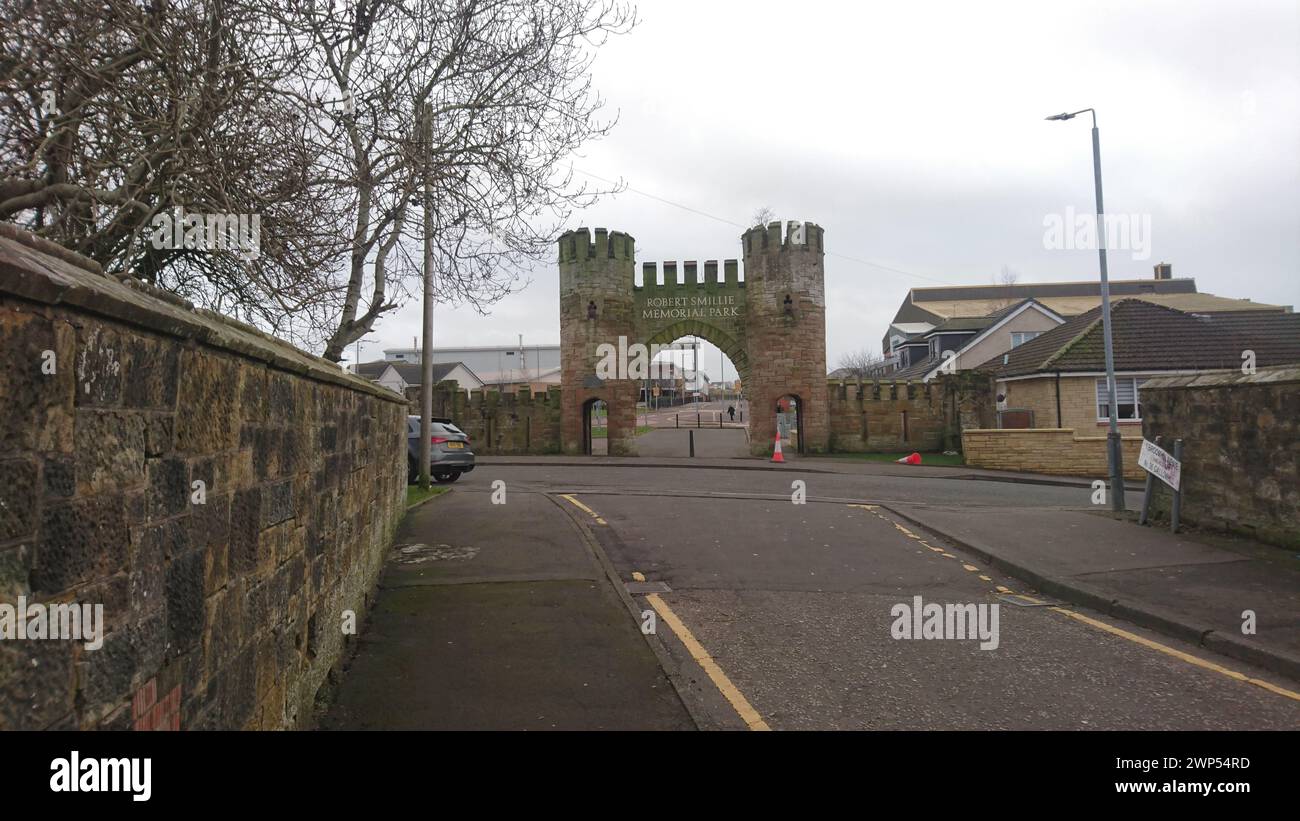 Robert Smillie Memorial Park Gates, originariamente un ingresso a Broomhill con Lodge adiacente Foto Stock