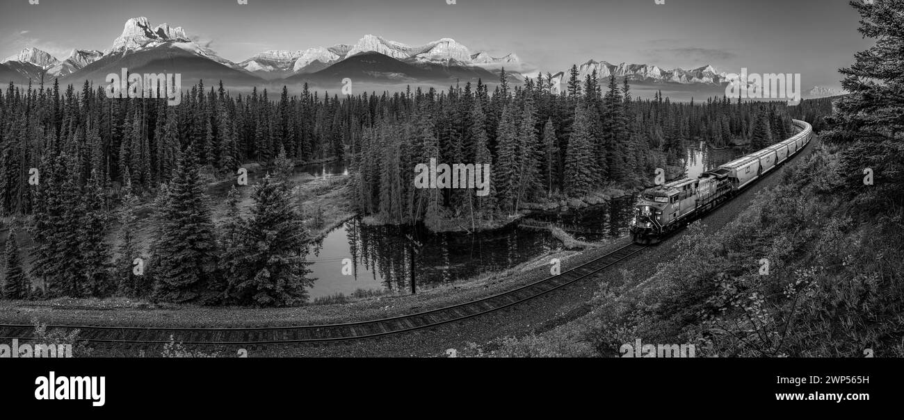 Le tre sorelle montagne, Canmore, Alberta, Canada Foto Stock