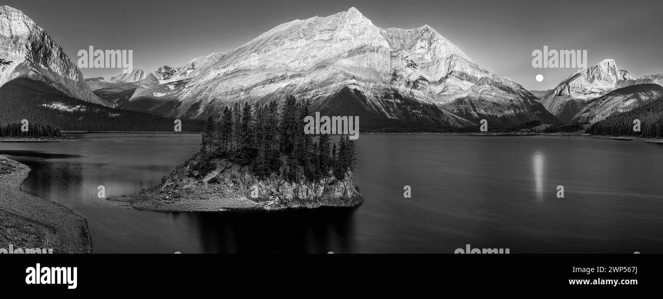 Island on Lake, Upper Kananaskis Lake, Mount Sarrail, Mount Lyautey, Alberta, Canada Foto Stock