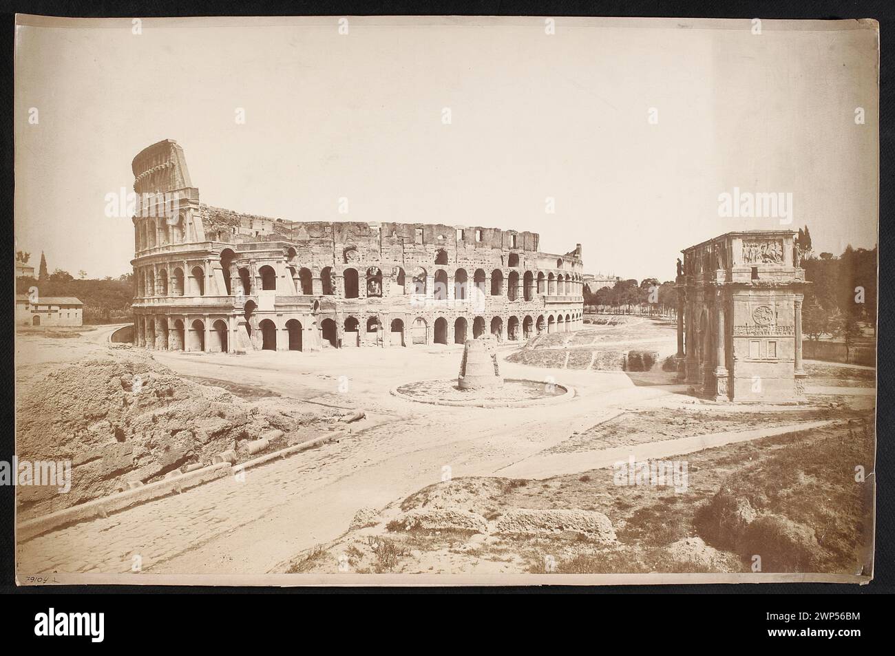 Il Colosseo di Roma, in Italia, è un antico anfiteatro noto per la sua grande struttura ellittica, gli archi e il significato storico nell'architettura romana e nel divertimento pubblico durante l'antichità. Foto Stock