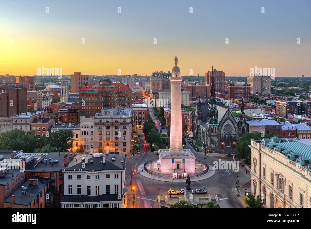 Baltimora, Maryland, Stati Uniti, paesaggio urbano presso Mt. Vernon e il monumento a Washington risalente al 1829. Foto Stock