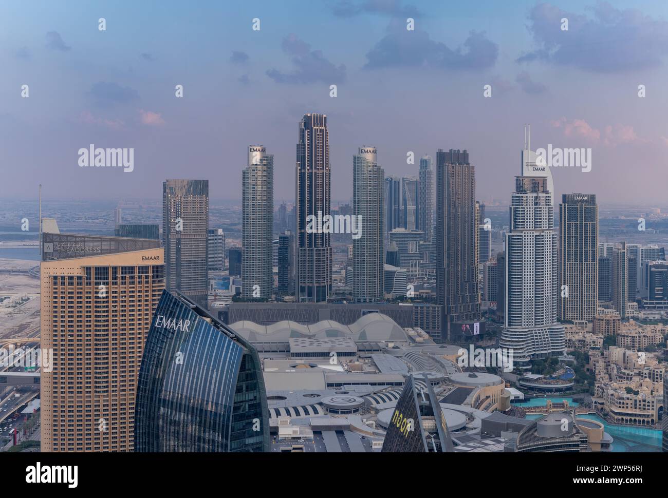 Una foto degli edifici della Business Bay vicino al centro di Dubai al tramonto. Foto Stock