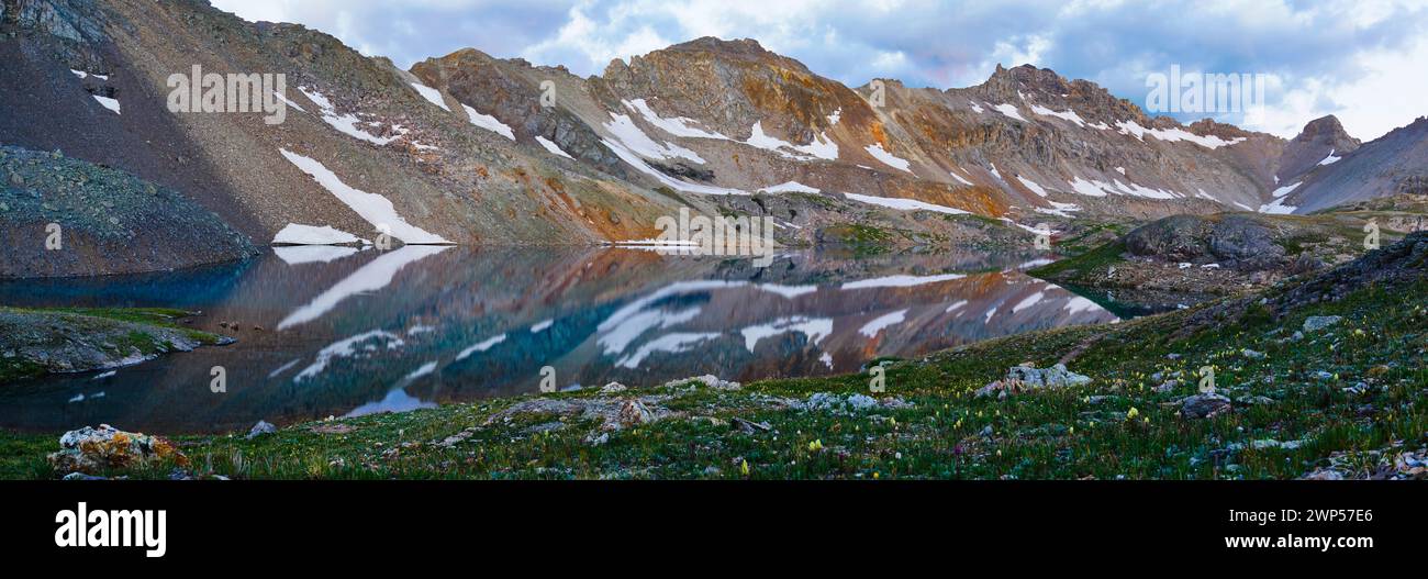 Lago Sapphire Blue Columbine, San Juan National Forest, Silverton, Colorado, Stati Uniti Foto Stock