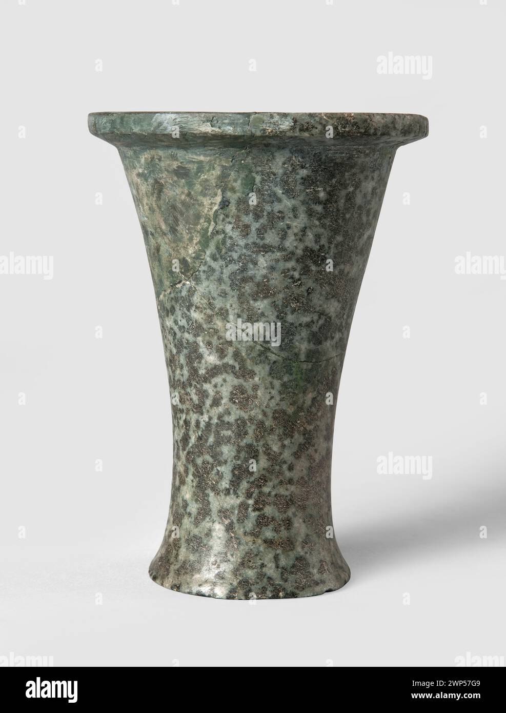 Nave in pietra raffigurante la dea egiziana Bastet, risalente al 2055-1650 a.C. circa. Scavato durante i lavori archeologici polacco-francesi a Edfu, in Egitto, e depositato presso l'Università di Varsavia tra il 1937 e il 1939. Foto Stock