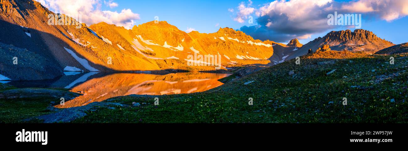 Lago Sapphire Blue Columbine, San Juan National Forest, Silverton, Colorado, Stati Uniti Foto Stock