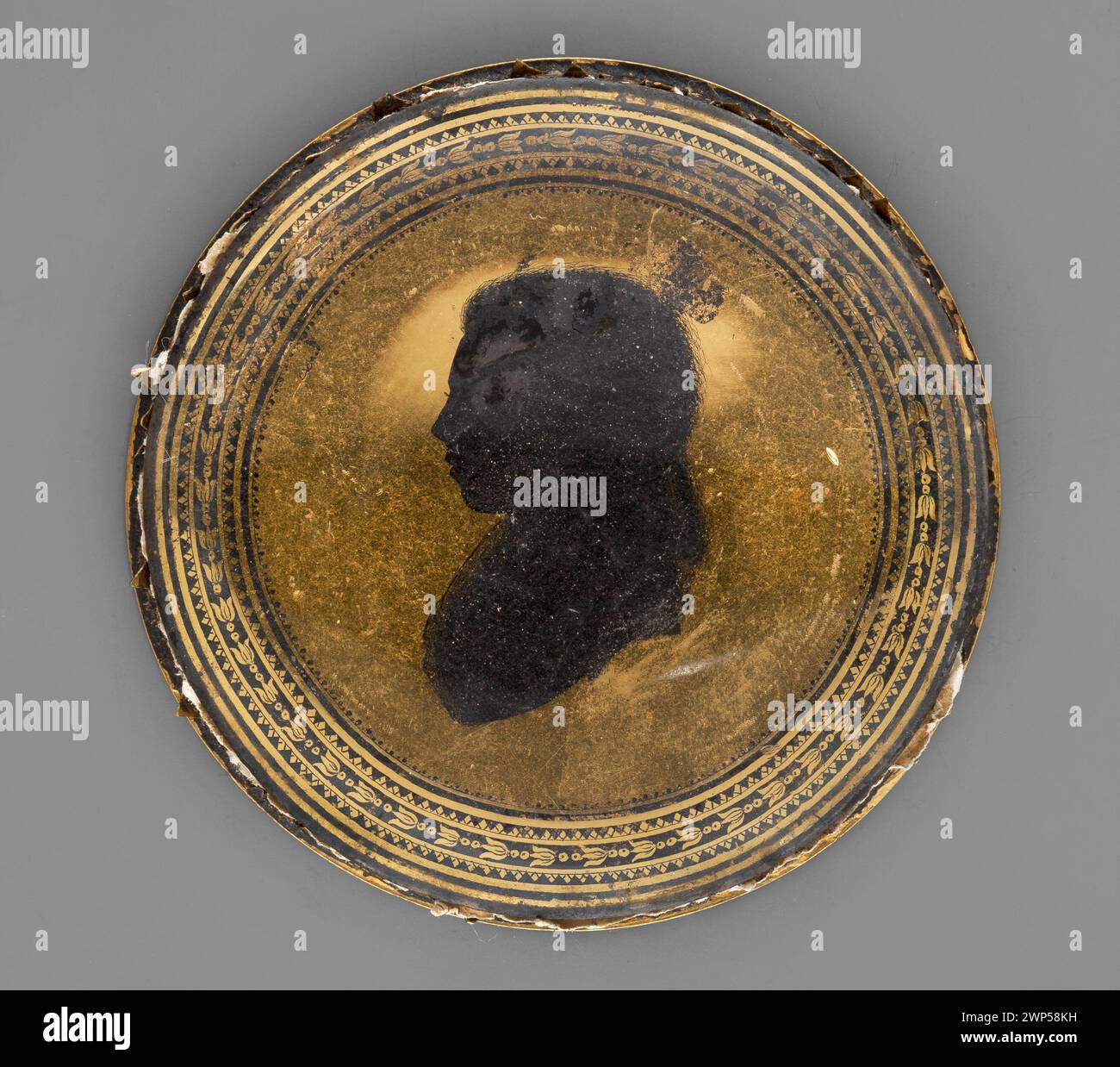 Un ritratto in miniatura del 1795 che mostra il profilo di una ragazza, evidenziando le caratteristiche facciali femminili, l'abbigliamento e la figura nelle prime convenzioni di stile ritrattistico. Foto Stock