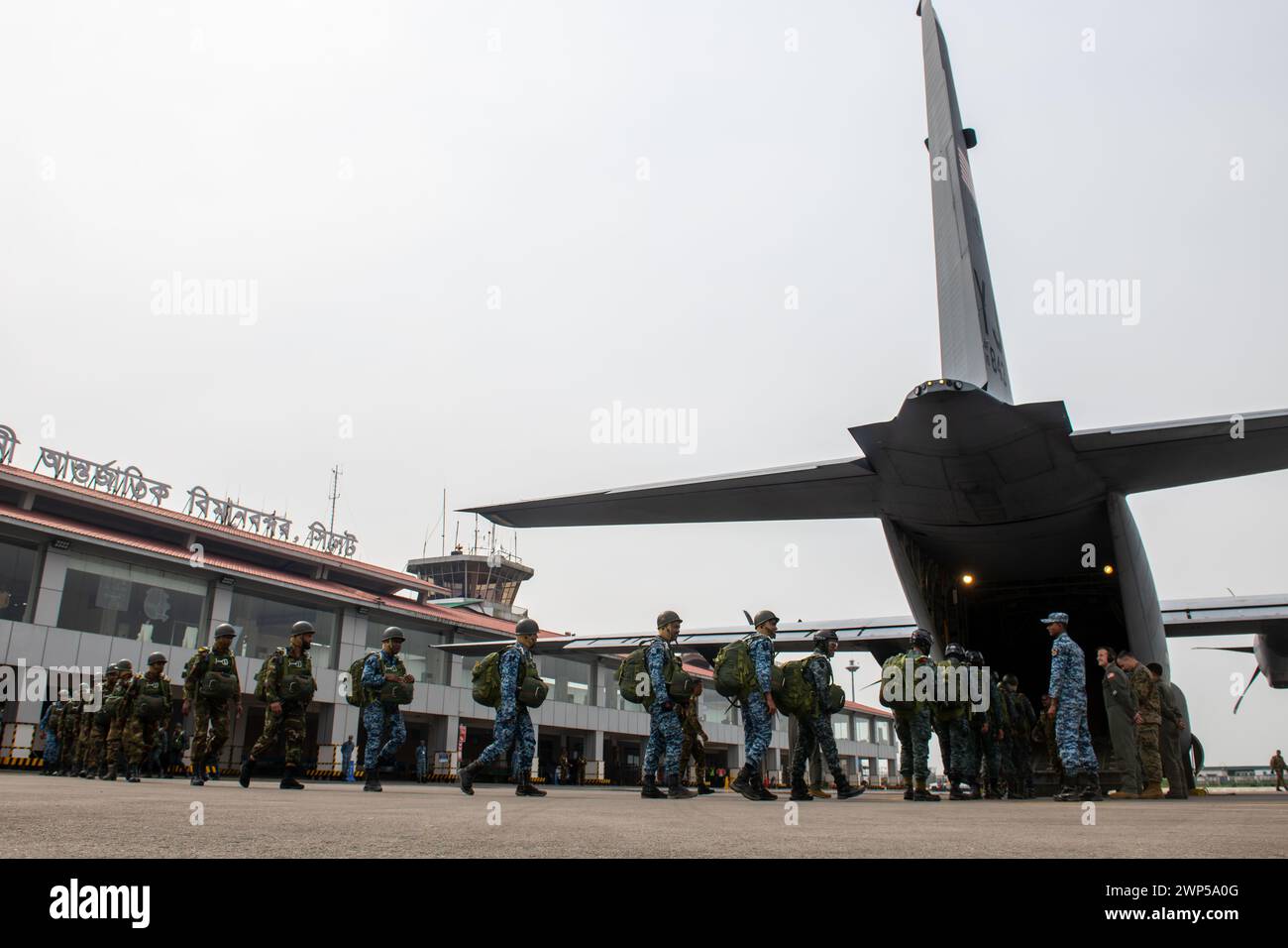Le forze speciali del Bangladesh caricano un C-130J Super Hercules assegnato al 36th Expeditionary Airlift Squadron per un salto di linea statica durante il Cope South 2024, 27 febbraio 2024, a Sylhet, Bangladesh. Come esercitazione bilaterale di trasporto aereo tattico sponsorizzata dalle forze aeree del Pacifico, CS24 ha comportato molteplici interazioni con i membri del servizio dell'aeronautica del Bangladesh, come scambi di materie sulle migliori pratiche in operazioni, manutenzione, medicina e trucchi nei campi di carriera per rafforzare le relazioni e sostenere le forze armate dello sforzo di modernizzazione a lungo termine del Bangladesh per mantenere la stabilità regionale. (U.S. Air Foto Stock