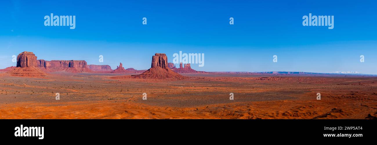 Valle degli dei sotto il cielo limpido all'alba, Bears Ears National Monument, Utah, USA Foto Stock