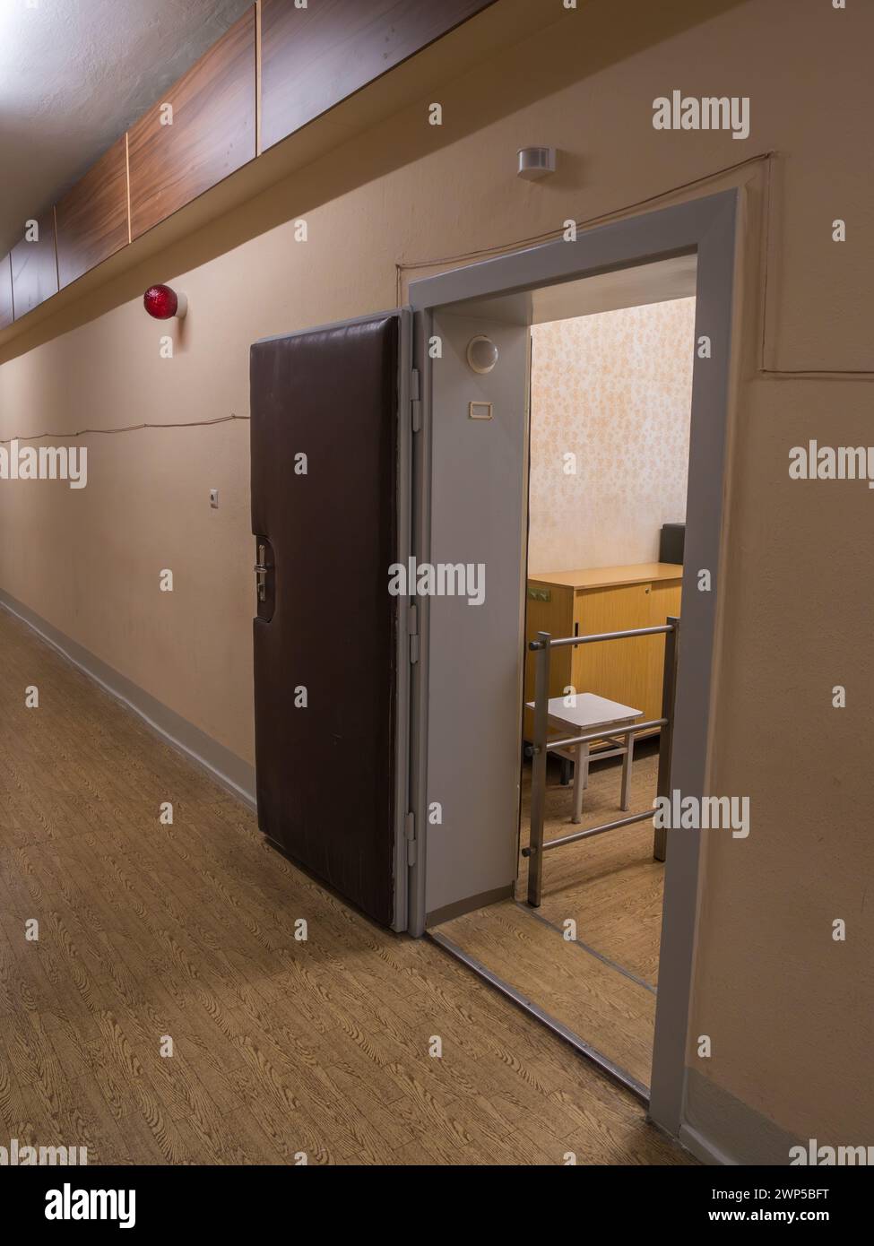 Doppia porta allestita per la sala interrogatori con porta esterna imbottita, ex prigione della Stasi della Guerra fredda Hohenschönhausen, Berlino, Germania. Foto Stock