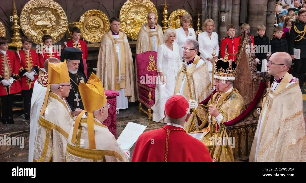 Re Carlo III incoronazione 6th maggio 2023 indossando la corona di Sant'Edoardo, tenendo lo sceptre del Sovrano con la Croce e lo sceptre con la dove, seduto nella sedia di incoronazione di 727 anni, che è stata usata durante l'incoronazione di 26 monarchi inglesi negli ultimi sette secoli. Qui fu ufficialmente dichiarato Re durante la sua incoronazione dall'Arcivescovo di Cantebury Justin Welby. Westminster Abbey Westminster Londra Regno Unito Foto Stock