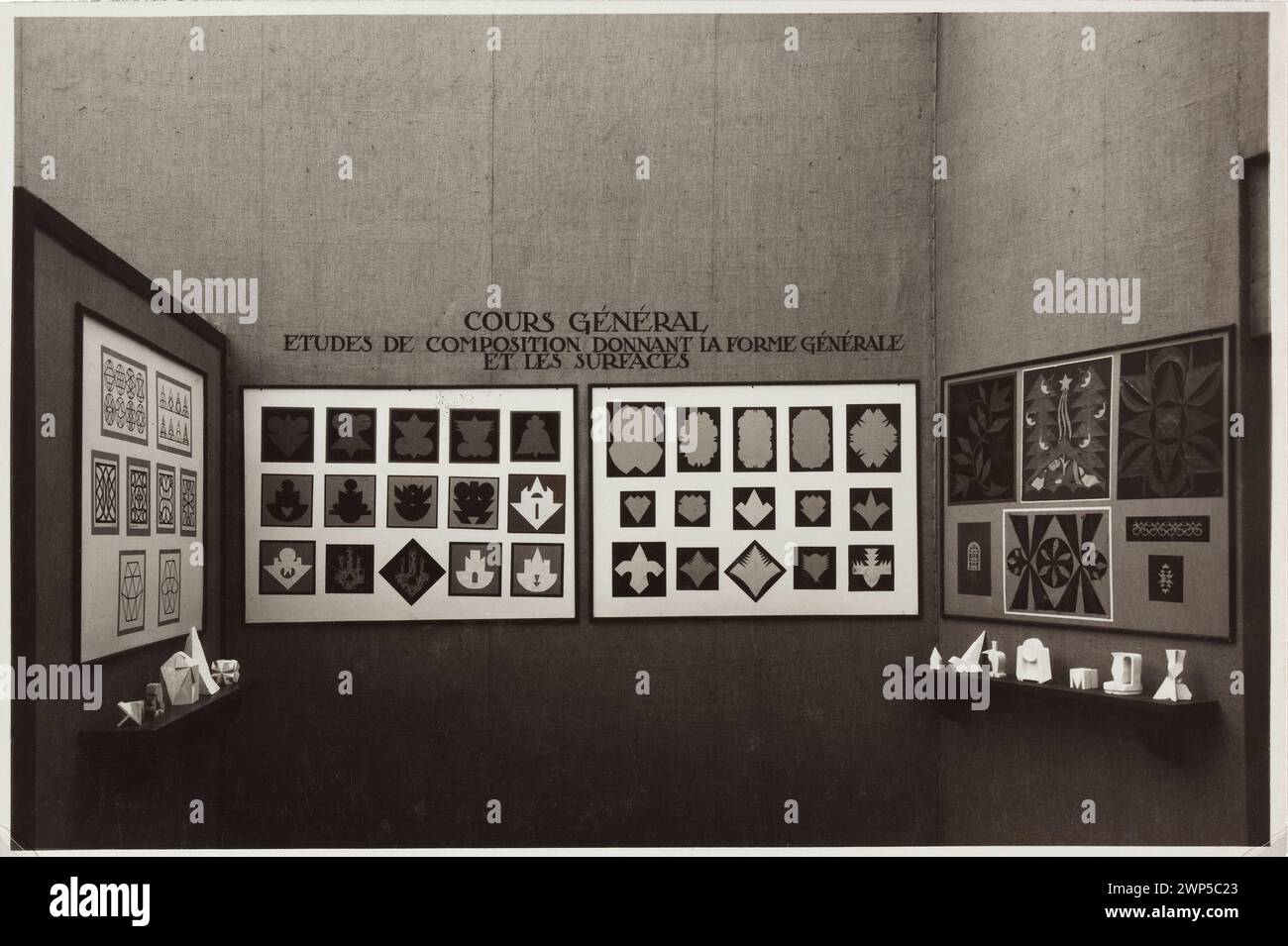 Frammento della Mostra Internazionale delle Arti Decorative e dell'industria moderna del 1925 a Parigi che mostra opere delle scuole d'arte di Varsavia e dell'Accademia di Belle Arti, fotografate per documentazione. Foto Stock