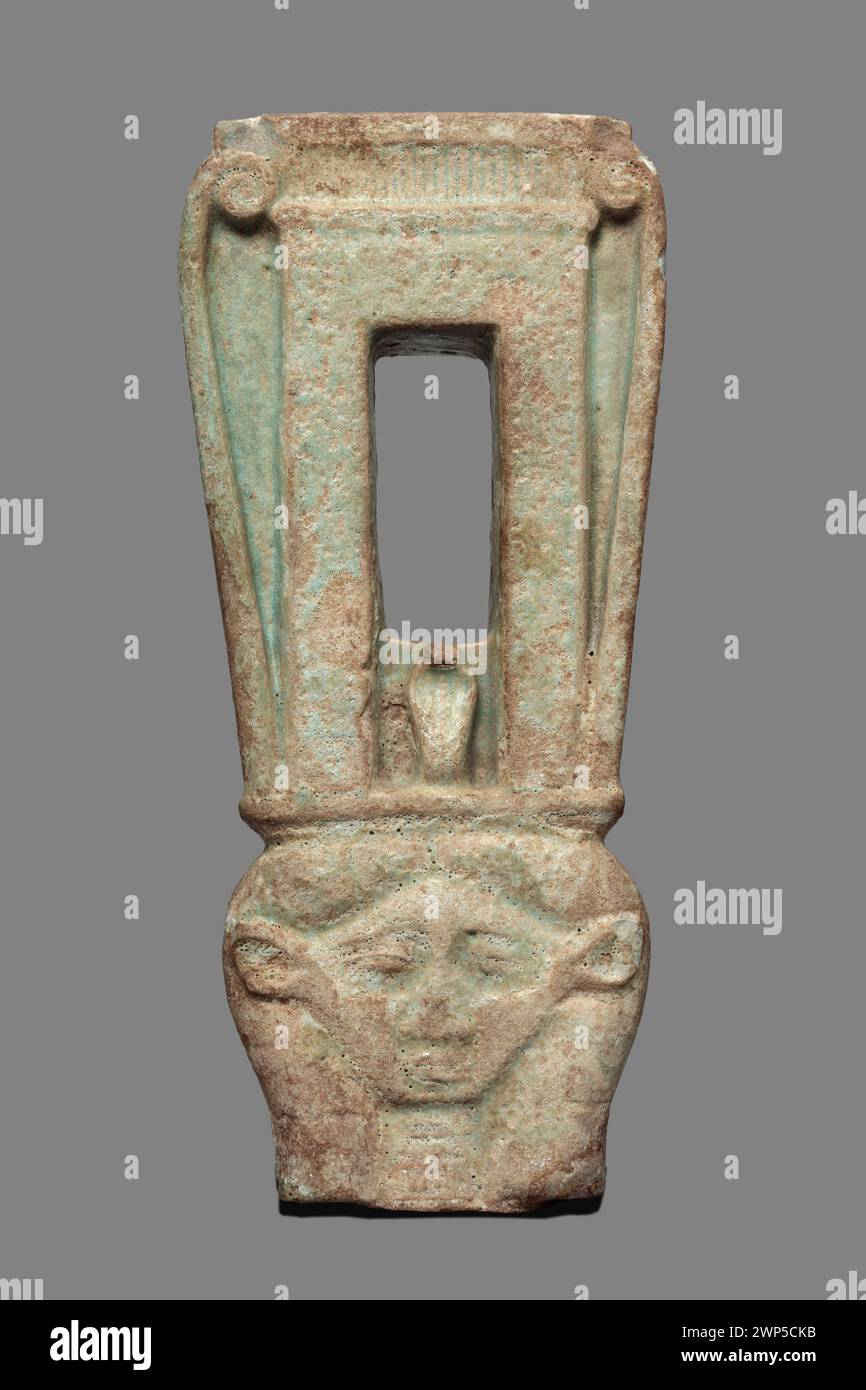 Sistrum con a g dea Hathor; 332-30 a.C. ; periodo tolemeo (-332-00-00--30-00-00);Hathor (mitol.), Scene.gal.eg., società per l'incoraggiamento delle Belle Arti (Varsavia - 1860-1940) - collezione, Tyszkiewicz, Michał (1828-1897), Tyszkiewicz, Michał (1828-1897) - collezioni, provenanza (provenienza) Foto Stock