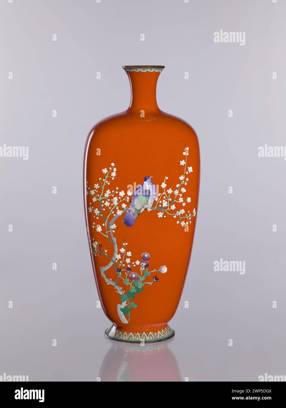 Vaso datato intorno al 1910-1920, oggetto decorativo dell'inizio del XX secolo, che riflette pratiche di design estetico e arte da collezione del periodo. Foto Stock