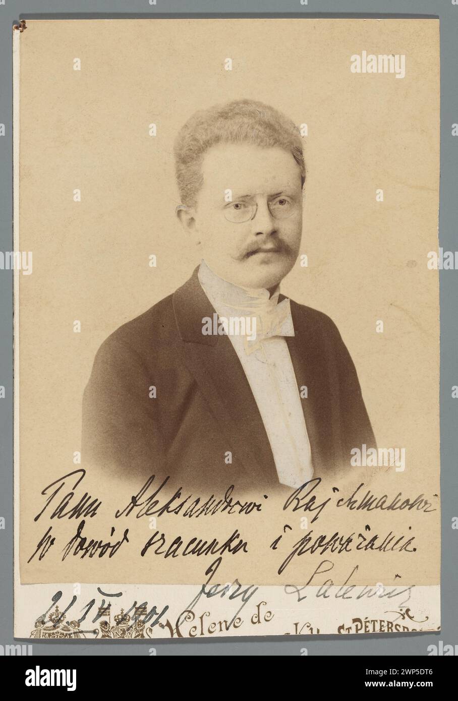 Ritratto di Jerzy Lalewicz (1876-1951), pianista (busto) - fotografia con dedica per Aleksander Rajchman del 21 aprile 1901; Mrozovskaâ, Elena (CA 1860-Post 1920); 1901 (1901-00-00-1901-00-00-00-00-00); Lalewicz, Jerzy (1876-1951), Lalewicz, Jerzy (1876-1951)-dedica da, Lalewicz, Jerzy (1876-1951)-iconografia, Rajchman, Aleksander (1855-1915), Rajchman, Aleksander (1855-1915)- dedica per Rajchman, Aleksander (1855-1915) - collezione, binocoli, dedica, fotografie di armadi, musicisti, occhiali, pianisti, ritratti, ritratti da uomo, messaggio (provenienza), russo, russo (cultura) Foto Stock