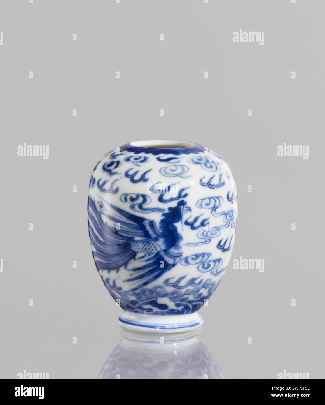 Questo vaso del XVIII secolo è un vaso in ceramica utilizzato per scopi decorativi o funzionali. Foto Stock