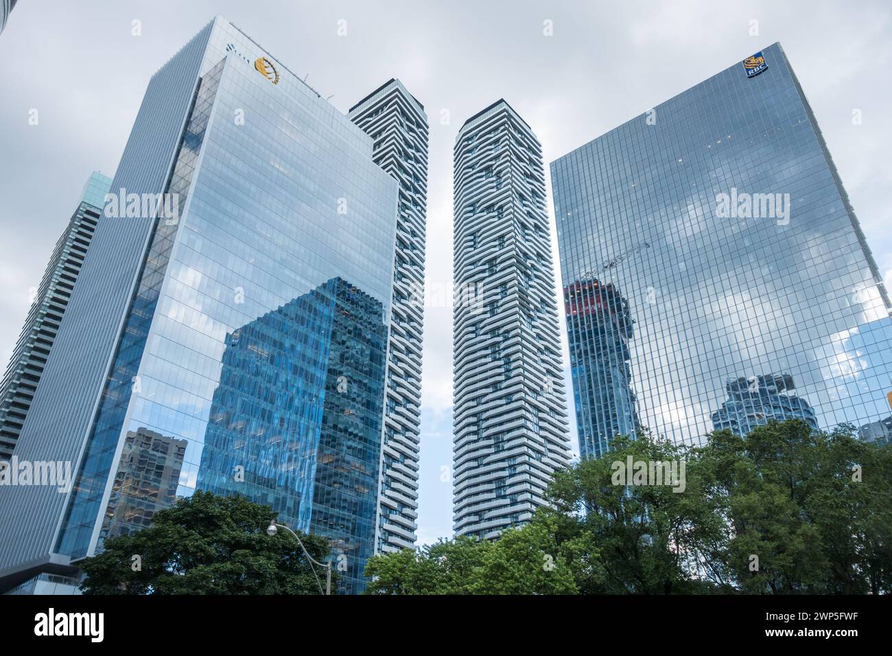 Gli edifici adibiti a uffici commerciali e le torri residenziali coesistono per aumentare la densità nel centro di Toronto, Ontario, Canada Foto Stock