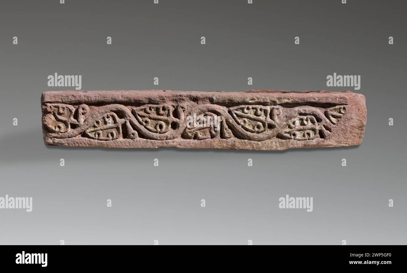 Un frammento di un'acconciatura dall'abside e dalla cattedrale, un blocco di acconciatura dall'abside e dalla cattedrale; laboratorio nubiano sconosciuto; 1. W. VII secolo (601-00-00-625-00-00-00), 2. PO. VII secolo (651-00-00-700-00-00-00); Faras (Sudan), decorazioni floreali, decorazioni in rilievo, fregio, arte nubiana, artigianato nubiano, vite, scavi polacchi a Faras (Sudan) Foto Stock