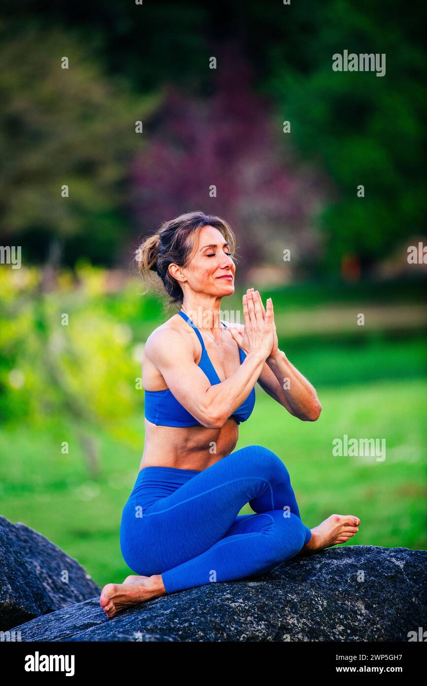 Atleta che si allena indossando abbigliamento sportivo tra i ciliegi Foto Stock