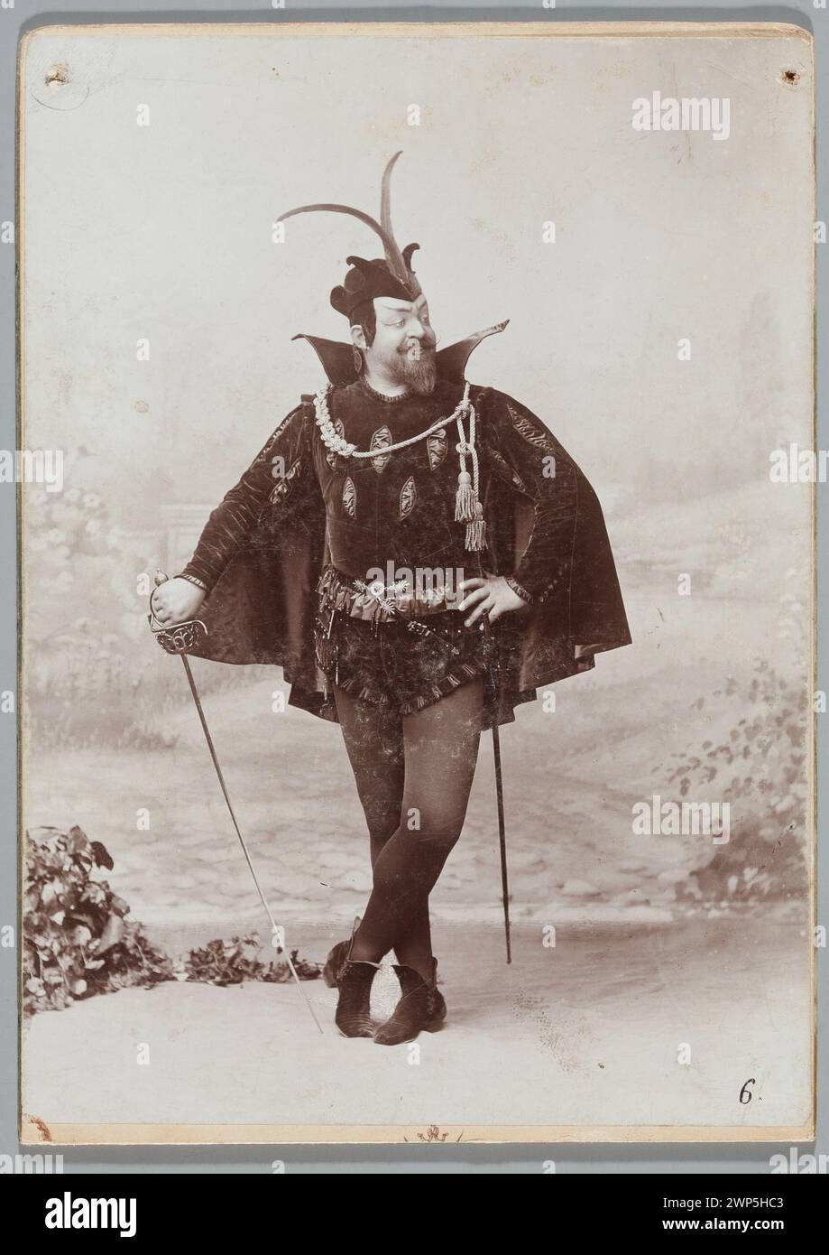 Ritratto di Edward Reszke (1853-1917), Piwak, in costume da palcoscenico, nel ruolo di MEFIST all'opera 'Faust' di Charles Gount al Grand Theater di Varsavia; Mieczkowski, Jan (Varsavia; Fotographic Zak 1893 (1893-00-00-1893-00-00-00); Gounod, Charles (1818-1893). Faust, Mephisto (lett.), Rajchman, Aleksander (1855-1915)-Collection, Reszke, Edward (1853-1917), Reszke, Edward (1853-1917)-iconografia, Grand Theater (Varsavia), chitarre, strumenti musicali, strumenti musicali, costumi teatrali, opera (artista), ritratti, ritratti maschili, teatro (artista), cantanti Foto Stock