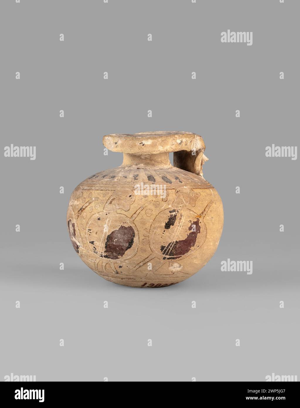 Le pale d'acqua greche datate 590-580 a.C. raffigurano guerrieri in spettacoli dipinti, utilizzati per contenere oli o profumi. Foto Stock