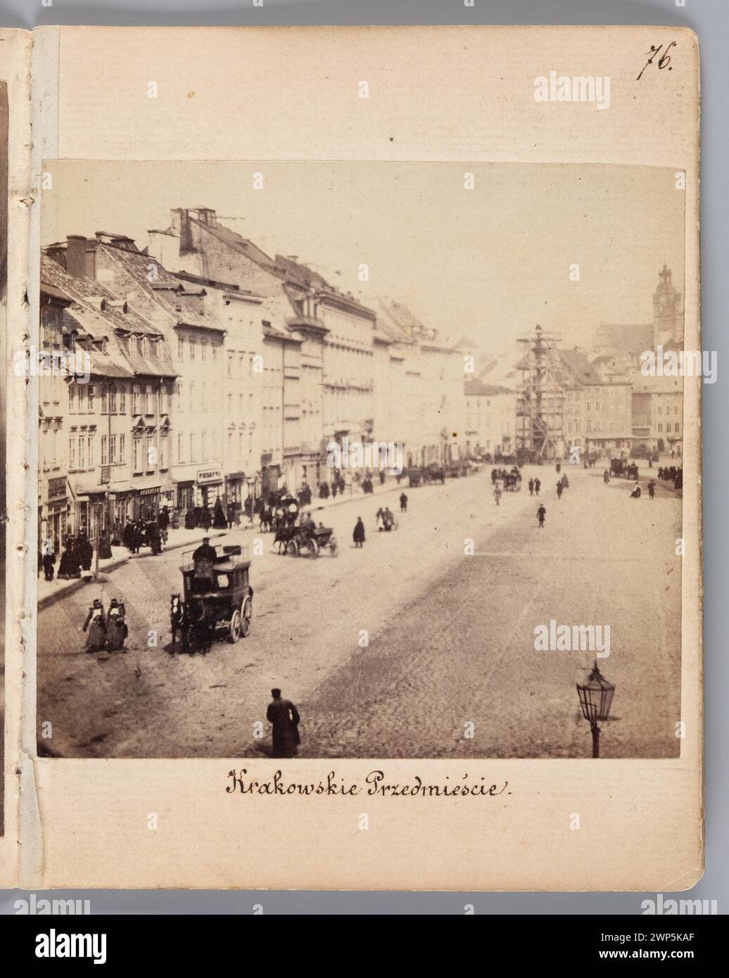 Varsavia. "Krakowskie Przedmie" (vista della facciata occidentale dei sobborghi di Cracovia dal balcone della casa di Malcza verso Piazza Zamkowy); Beyer, Karol (1818-1877); 1862-1863 (1859-00-00-1863-00-00-00); Krakowskie Przedmieście (Varsavia - strada), Méyet, Leopold (1850-1912) - collezione, regalo (provenienza), colonna di Znigasa (Varsavia) Foto Stock