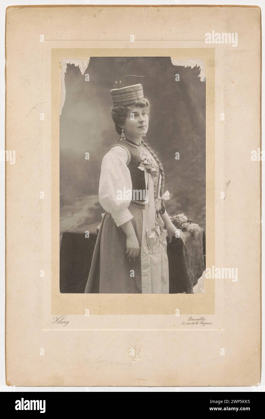 Ritratto di Cécile Eyreams (1874-) in costume da palcoscenico in ginocchio, fotografato intorno al 1905 a Bruxelles, che mostra dettagli del costume, abbigliamento teatrale e ruolo professionale come cantante, parte della collezione Rajchman. Foto Stock