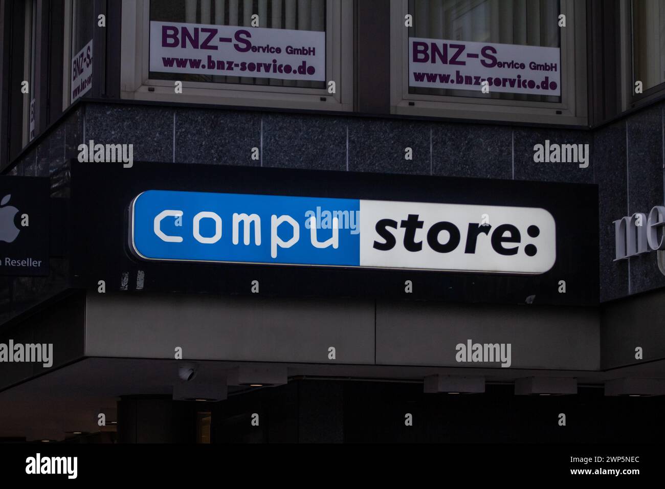 Foto di un cartello con il logo di Compustore a Dortmund. CompuStore di Dortmund è un rivenditore specializzato in prodotti e accessori Apple. Loro o Foto Stock
