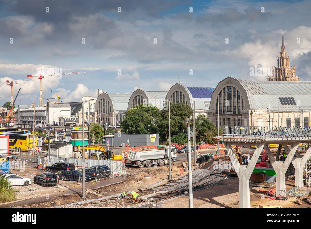 Immagine del progetto ferroviario baltica nel mercato centrale di riga, lettonia. Rail Baltica è un progetto di infrastruttura per il trasporto ferroviario in corso, con Foto Stock
