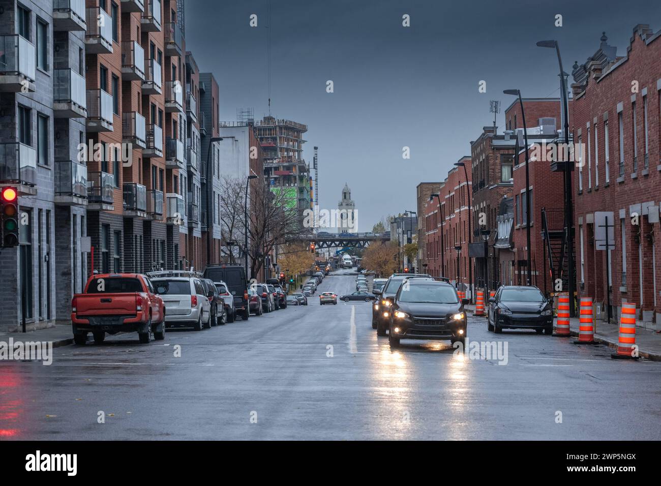 Immagine di una delle strade di Montreal, Quebec, con edifici in mattoni rossi, in stile nordamericano, nel quartiere di Atwater, con la sua torre del mercato, Foto Stock