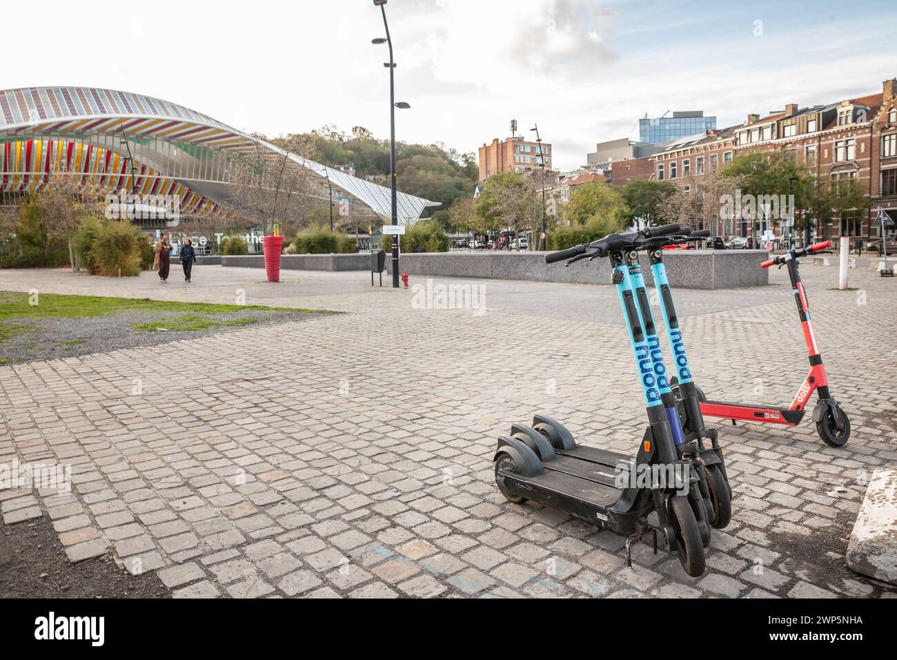 Immagine di uno scooter elettrico a pony sul marciapiede di Liegi, Belgio. Pony è un'azienda che offre biciclette condivise senza porto e scooter elettrici, che u Foto Stock