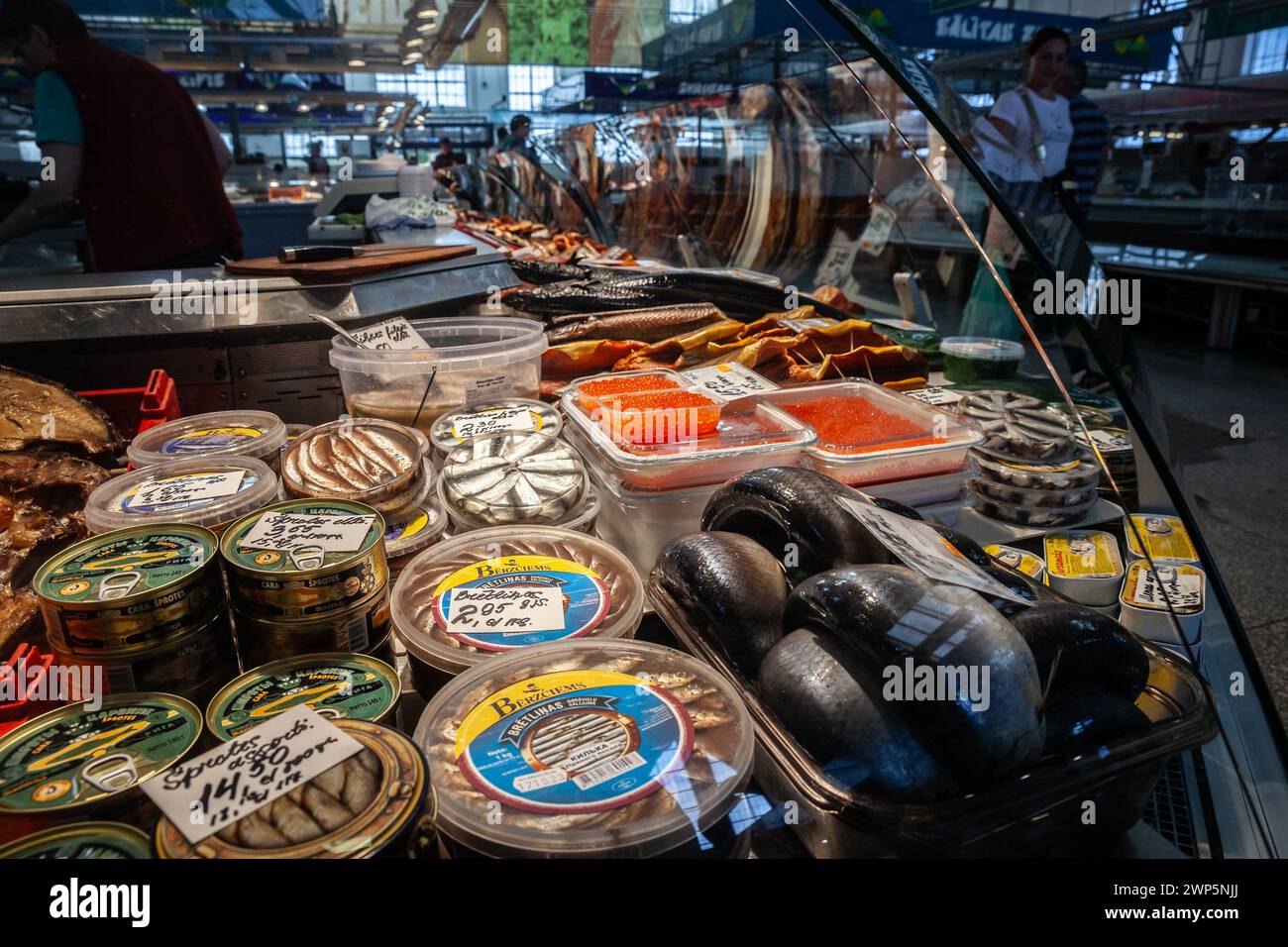 Immagine di uno stand che vende pesce affumicato e altri prodotti ittici presso un pescivendolo di centraltirgus a riga, lettonia. Il mercato centrale di riga è il più grande d'Europa Foto Stock