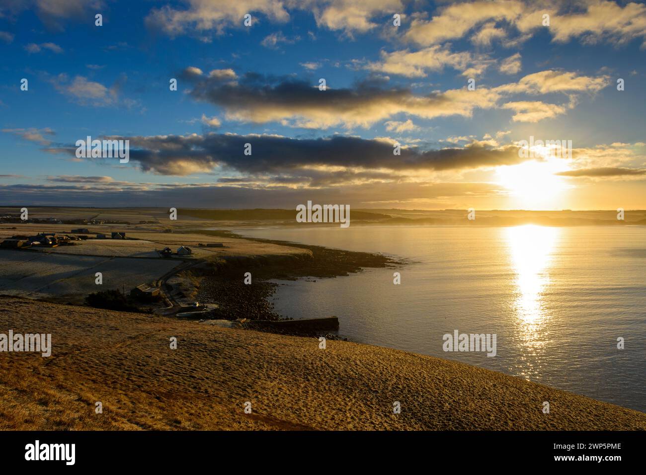 Dwarwick Pier e Dunnet Bay all'alba all'inizio del percorso costiero per Dwarwick Head sul lato occidentale di Dunnet Head, Caithness, Scozia, Regno Unito Foto Stock