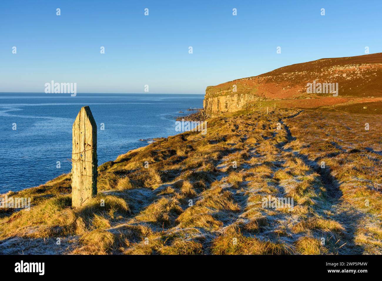 Scogliere sotto Chapel Hill sul lato occidentale di Dunnet Head, Caithness, Scozia, Regno Unito Foto Stock