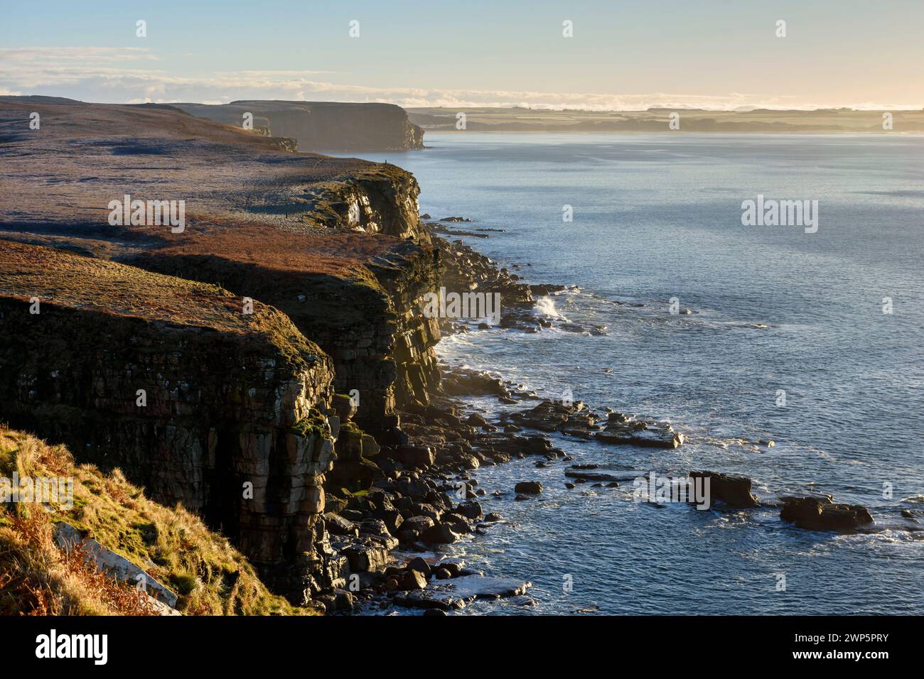 Scogliere sul lato ovest di Dunnet Head, Caithness, Scozia, Regno Unito. Dunnet Bay in lontananza. Foto Stock