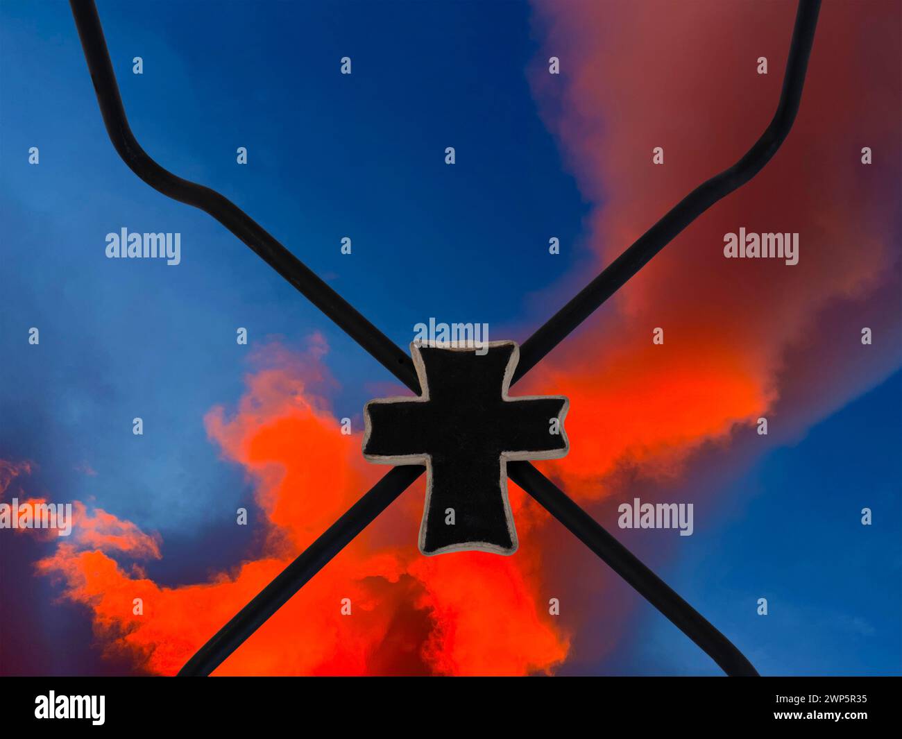 L'audace design in pelle nera Christian Cross è centrato in primo piano sullo sfondo blu arancione del cielo e delle nuvole per l'alba di Pasqua. Messaggio di spazio di testo. Foto Stock