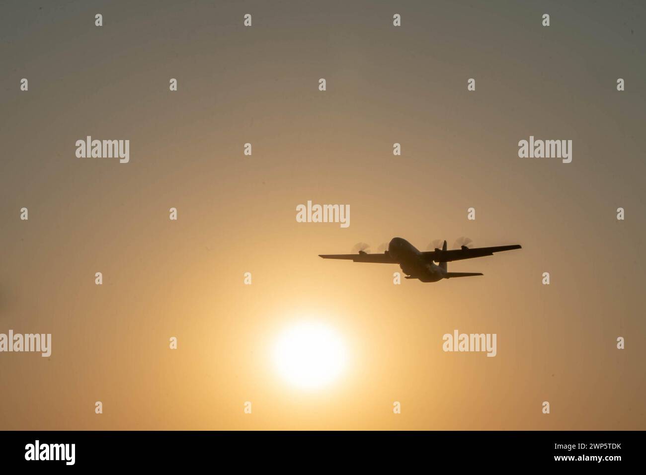 Washington, Stati Uniti. 24 maggio 2015. Un C-130J Super Hercules della U.S. Air Force, carico di pallet per aiuti umanitari equipaggiati con paracadute per il volo, decolla da un luogo sconosciuto nel sud-ovest asiatico, martedì 5 marzo 2024. Il pacchetto di assistenza umanitaria includeva 60 pallet di aiuti statunitensi e giordani per fornire sostentamento ai civili che non avevano accesso a una fonte affidabile di cibo a causa del conflitto in corso nella regione. Foto tramite U.S. Air Force Courtesy/UPI Credit: UPI/Alamy Live News Foto Stock Washington, Stati Uniti. 24 maggio 2015. Un C-130J Super Hercules della U.S. Air Force, carico di pallet per aiuti umanitari equipaggiati con paracadute per il volo, decolla da un luogo sconosciuto nel sud-ovest asiatico, martedì 5 marzo 2024. Il pacchetto di assistenza umanitaria includeva 60 pallet di aiuti statunitensi e giordani per fornire sostentamento ai civili che non avevano accesso a una fonte affidabile di cibo a causa del conflitto in corso nella regione. Foto tramite U.S. Air Force Courtesy/UPI Credit: UPI/Alamy Live News Foto Stock