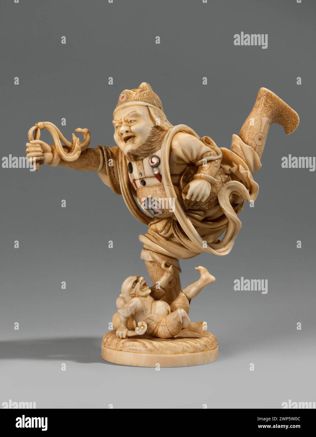 Una statuetta Okimono del tardo XIX secolo di Tamiyasu raffigurante Shoki, un conquistatore di demoni nella mitologia giapponese, che rappresenta le tradizioni artistiche giapponesi. Foto Stock